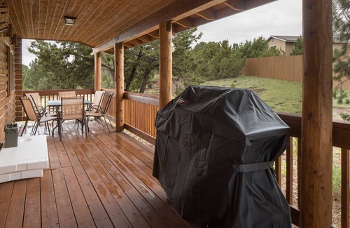 Williams Casa | Ontario Ave | Remodeled Log Cabin on 1 Acre | Gateway to Grand Canyon | Amazing Views