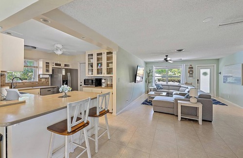 South Palm Park Neighborhood Association Casa | Onyon Oasis; Located in Lake Worth Beach Florida. Pet friendly!