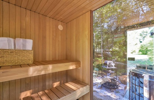 Coldspring Casa | OOD Mirror House At Cameron Ranch Glamping