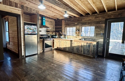 Pickens Cabina | Oolenoy River Retreat - 2+ acres less than 5 miles from Table Rock State Park