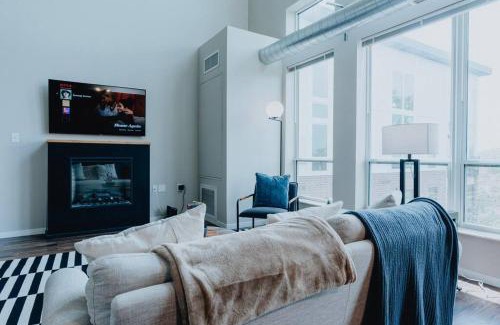 DeBaliviere Place Apartamento | Open 2BR-1BA Penthouse w Pool and Balcony
