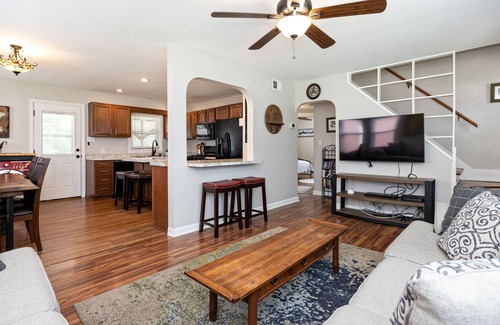 Hikes Point Casa | Open 4BR/2BA Sleeps 8 Huge Kitchen, Covered Deck & Easy Highway Access