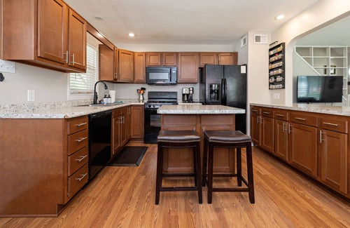 Hikes Point Casa | Open 4BR/2BA Sleeps 8 Huge Kitchen, Covered Deck & Easy Highway Access