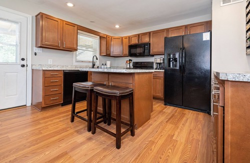 Hikes Point Casa | Open 4BR/2BA Sleeps 8 Huge Kitchen, Covered Deck & Easy Highway Access