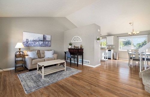 Castle Rock Casa | Open Bright Home in Central Castle Rock - 30+ Day Minimum