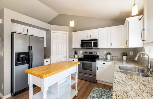 Castle Rock Casa | Open Bright Home in Central Castle Rock - 30+ Day Minimum