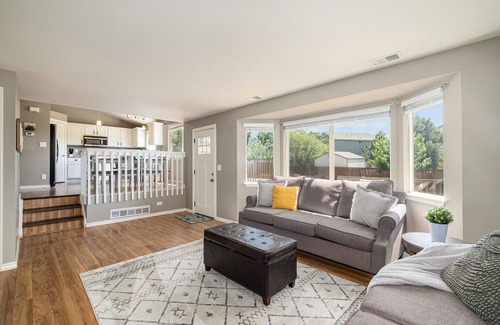 Castle Rock Casa | Open Bright Home in Central Castle Rock - 30+ Day Minimum