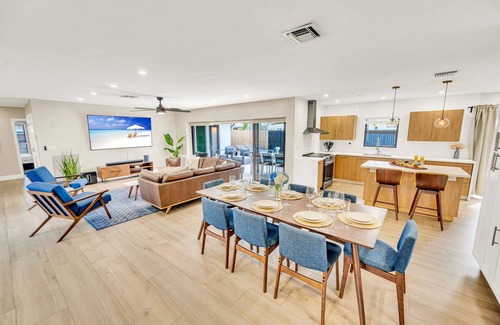 Bermuda Riviera Casa | Open Concept Bungalow | Walk to Beach | Lush Neighborhood | Pearl Key
