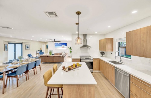 Bermuda Riviera Casa | Open Concept Bungalow | Walk to Beach | Lush Neighborhood | Pearl Key