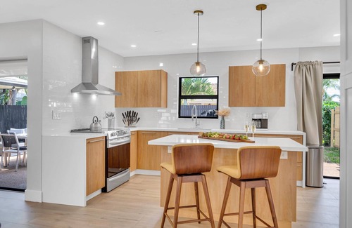 Bermuda Riviera Casa | Open Concept Bungalow | Walk to Beach | Lush Neighborhood | Pearl Key