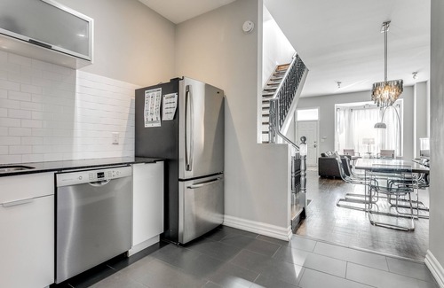 Palmerston Apartamento | Open Concept Modern Little Italy Home