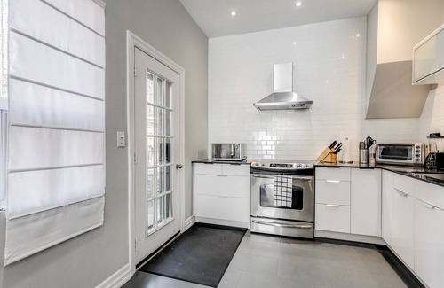 Palmerston Apartamento | Open Concept Modern Little Italy Home