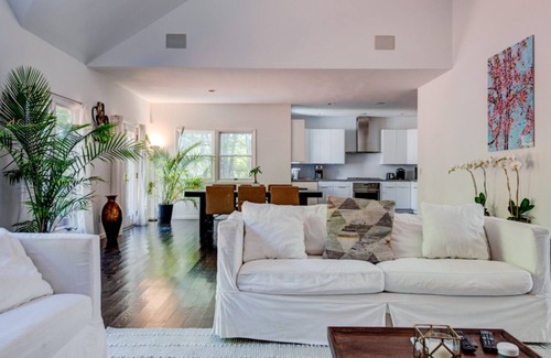 Southampton Casa | Open Floor Plan, Private Tennis Court, Close to Ocean Beaches and...