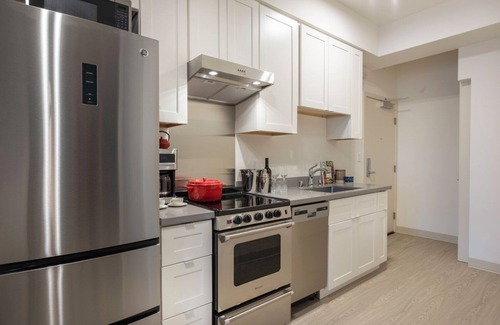 Civic Center Apartamento | Open Hayes Valley Studio w/ Rooftop, W/D, 1 min to BART by Blueground