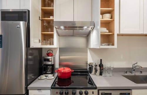 Civic Center Apartamento | Open Hayes Valley Studio w/ Rooftop, W/D, 1 min to BART by Blueground