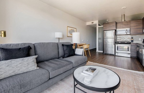Civic Center Apartamento | Open Hayes Valley 1BR w/ on-site Retail, Theater & Pool, by Blueground