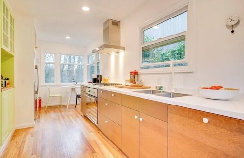 Stevens Casa | Open Layout w/ Patio! Cozy 2BR by the UW Arboretum