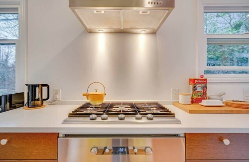 Stevens Casa | Open Layout w/ Patio! Cozy 2BR by the UW Arboretum
