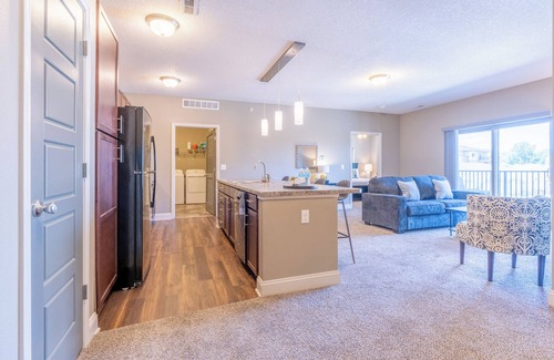 West Des Moines Apartamento | Open Living Room Garage Balcony Pool