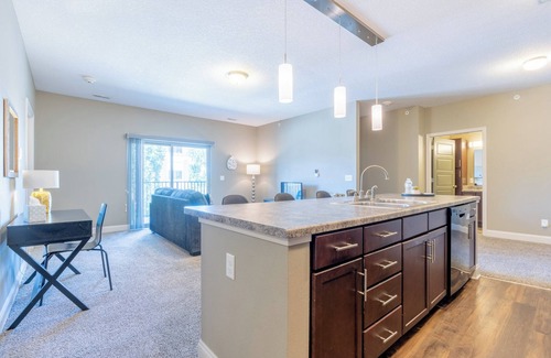 West Des Moines Apartamento | Open Living Room Garage Balcony Pool