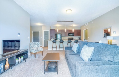 West Des Moines Apartamento | Open Living Room Garage Balcony Pool