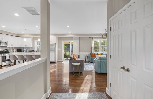West Falls Church Casa | Open living to gather together w/ bright & colorful, and 11 miles to DC