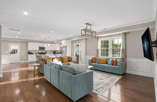West Falls Church Casa | Open living to gather together w/ bright & colorful, and 11 miles to DC