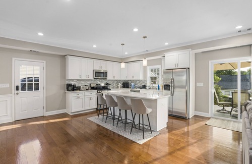 West Falls Church Casa | Open living to gather together w/ bright & colorful, and 11 miles to DC