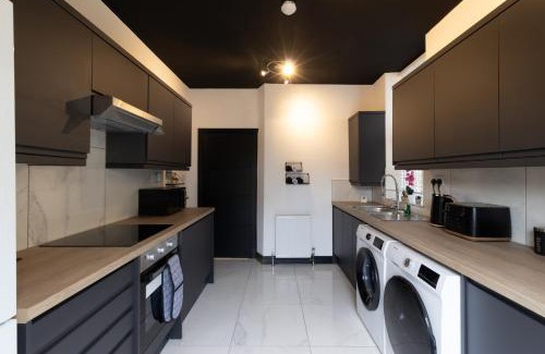 Portsmouth Apartamento | Open Mind Property - HotTub,7 Beds & Free Parking