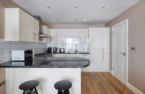 Pembridge Apartamento | Open Notting Hill 2BR w/ Garden, nr Shops, Dining & Park, by Blueground