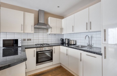 Pembridge Apartamento | Open Notting Hill 2BR w/ Garden, nr Shops, Dining & Park, by Blueground