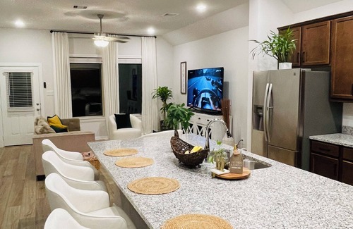 Magnolia Casa | Open-Plan 3BR w/Office, Patio & Lake Fun