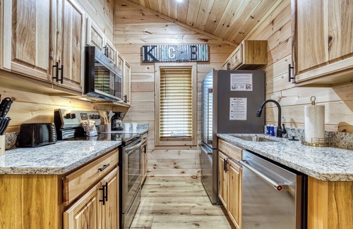 Cosby Cabaña | Open Sky Retreat, Pickleball Court, Creek, WIFI, Mountain Views, Starting at $79