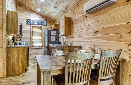 Cosby Cabaña | Open Sky Retreat, Pickleball Court, Creek, WIFI, Mountain Views, Starting at $79