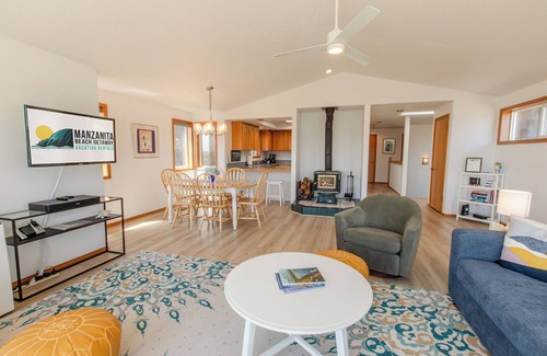 Manzanita Casa | Open, spacious, home with mountain views! Dog Friendly