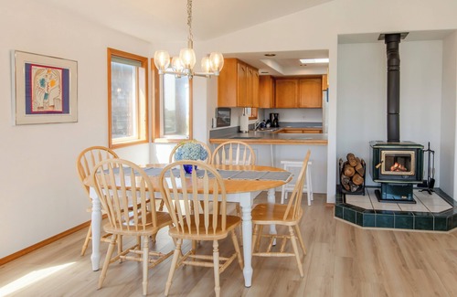 Manzanita Casa | Open, spacious, home with mountain views! Dog Friendly