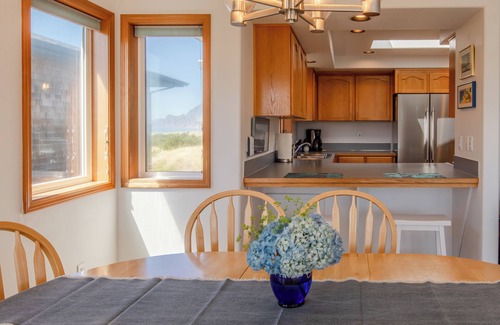 Manzanita Casa | Open, spacious, home with mountain views! Dog Friendly