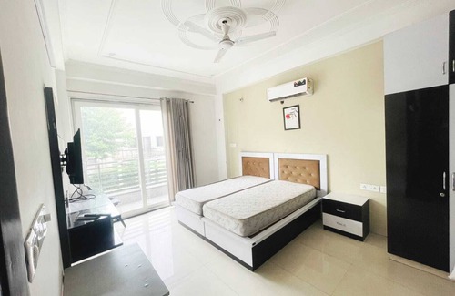 Sector 51 Hotel | Opo Ministar Hotel