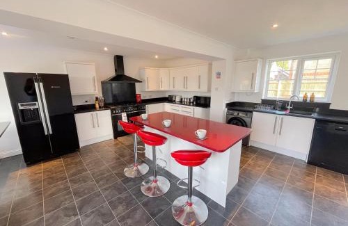 Isle of Grain Apartamento | Opulent 5 bedroom Retreat with Hot tub and Entertainment