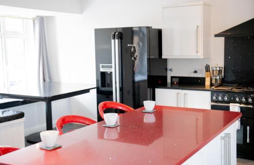 Isle of Grain Apartamento | Opulent 5 bedroom Retreat with Hot tub and Entertainment