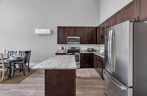 Birmingham Condominio | Opulent Birmingham Retreat