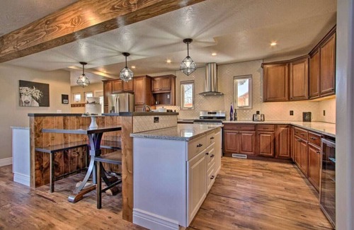 Great Falls Casa | Opulent Great Falls 5-Bedroom Luxe Retreat with Hot Tub and Exquisite Finishes
