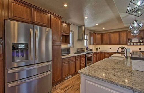 Great Falls Casa | Opulent Great Falls 5-Bedroom Luxe Retreat with Hot Tub and Exquisite Finishes