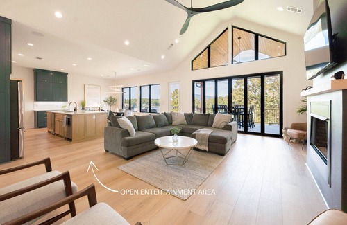 Rockwell Casa | Opulent Lakeside Oasis - Mountain View