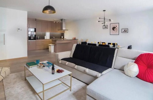 Ilot Sacre Apartamento | Opulent Oasis: 2BR Luxury Apartment near Grand Place