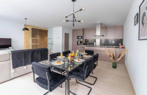 Ilot Sacre Apartamento | Opulent Oasis: 2BR Luxury Apartment near Grand Place