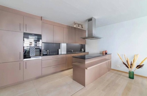 Ilot Sacre Apartamento | Opulent Oasis: 2BR Luxury Apartment near Grand Place