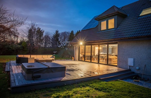 Fochabers Casa | Opulent, relaxing home with hot tub
