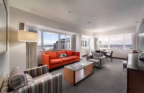 New Tacoma Apartamento | Opulent Superior Suite + Breathtaking Art Paradise