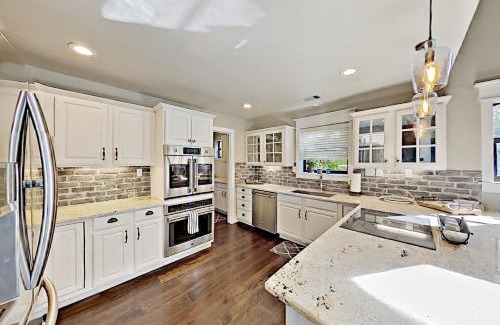 Burnet Casa | Opulent Waterfront 118B